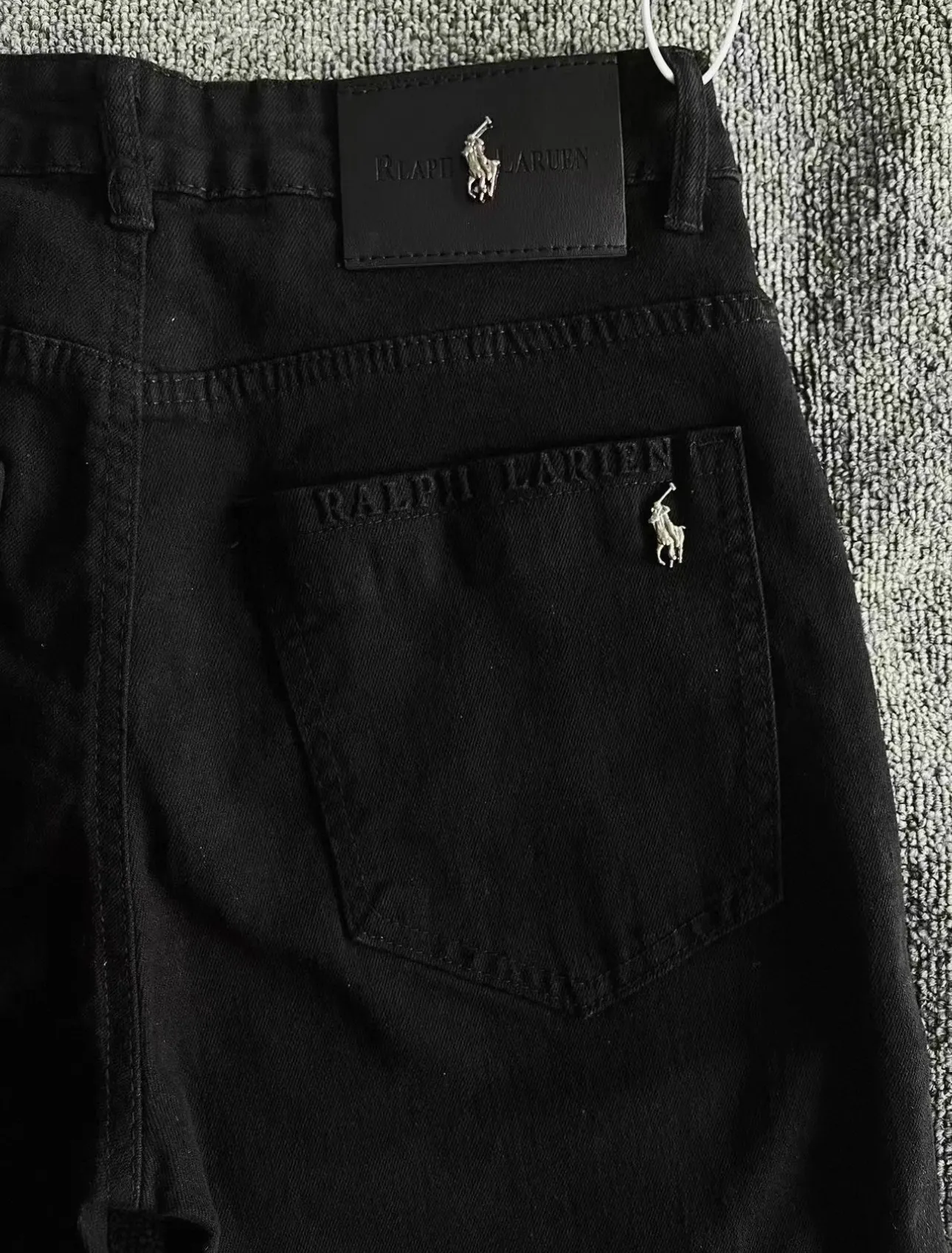 P176 Style No. Cc951 Ralph Lauren Pony Jeans Top-quality super-soft high-cotton washed denim fabric. Each piece of washed denim fabric costs three times more than conventional processes. The touch is extremely delicate and the texture is very good. The whole body is simple and elegant. The back pocket of the pants adopts high-end direct injection technology. The high-luxury pony metal leather label on the waist is extremely exquisite. Full marks for details. Color: Picture color Size#M-XXL Size M L XL XXL Pants length 97 98 99 100 Waist 74 78 82 86 Hips 98 102 106 110 Feet 34 35 36 37 Recommended size M 95-115kg L 115-130kg XL 130-155kg XXL 155-180kg